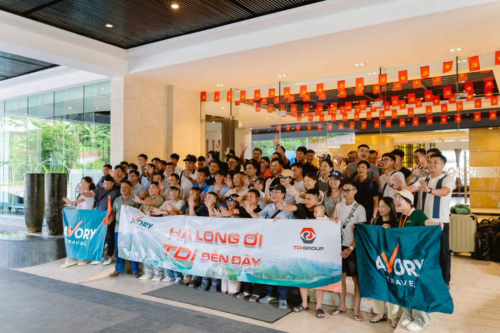 Đoàn TDI Group chụp ảnh lưu niệm cùng băng rôn “Hạ Long ơi, TDI đến đây”