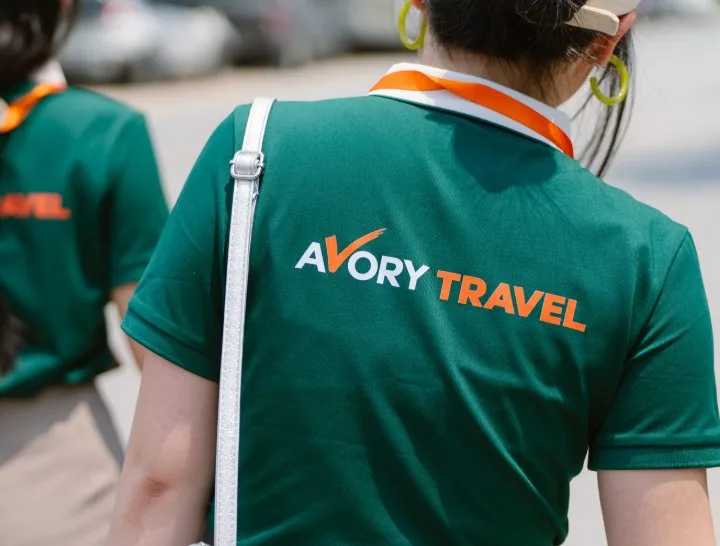 Logo Avory Travel in sau áo đồng phục hướng dẫn viên